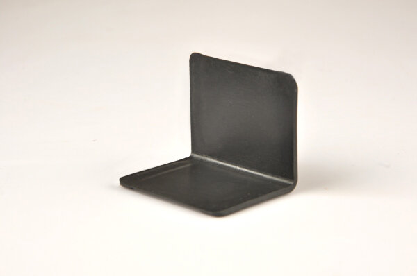 Kantenschutwinkel aus Kunststoff„medium“ (25-32 mm), schwarz – ohne Dorn, mit Bandführung, definierte Kanten – 1500 Stk./Karton